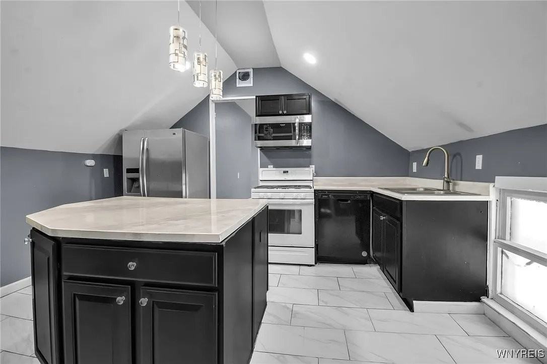 199 Amber St - Photo 3 of 14