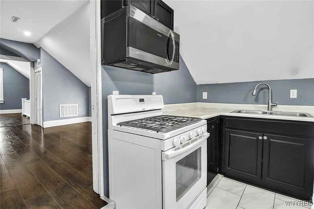 199 Amber St - Photo 4 of 14