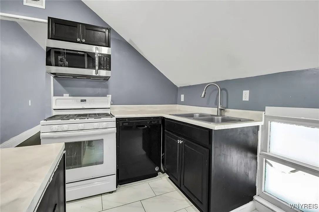 199 Amber St - Photo 5 of 14