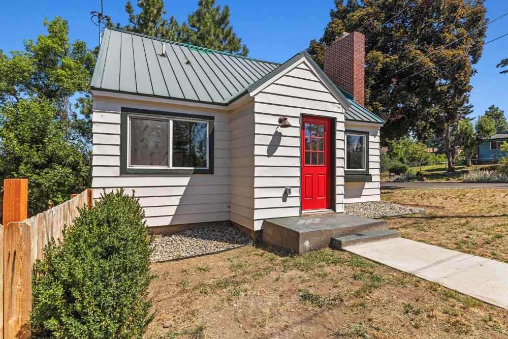1500 Siskiyou St - Photo 2 of 20
