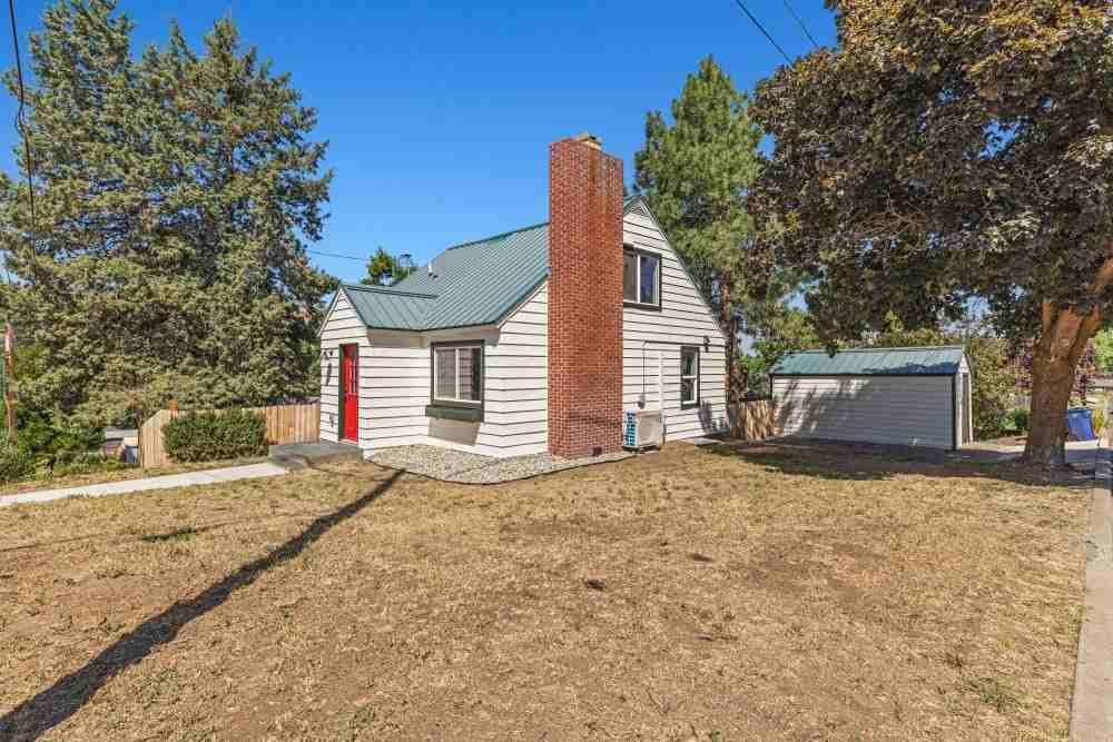1500 Siskiyou St - Photo 3 of 20