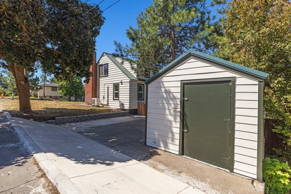 1500 Siskiyou St - Photo 4 of 20