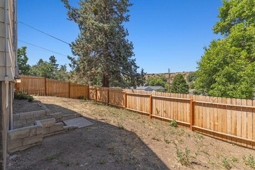 1500 Siskiyou St - Photo 6 of 20