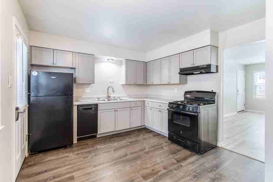 147 S Grand Ave #4 - Photo 6 of 13