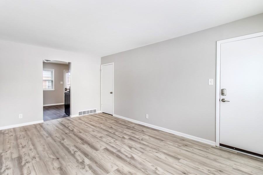 215 S Grand Ave #3 - Photo 3 of 14