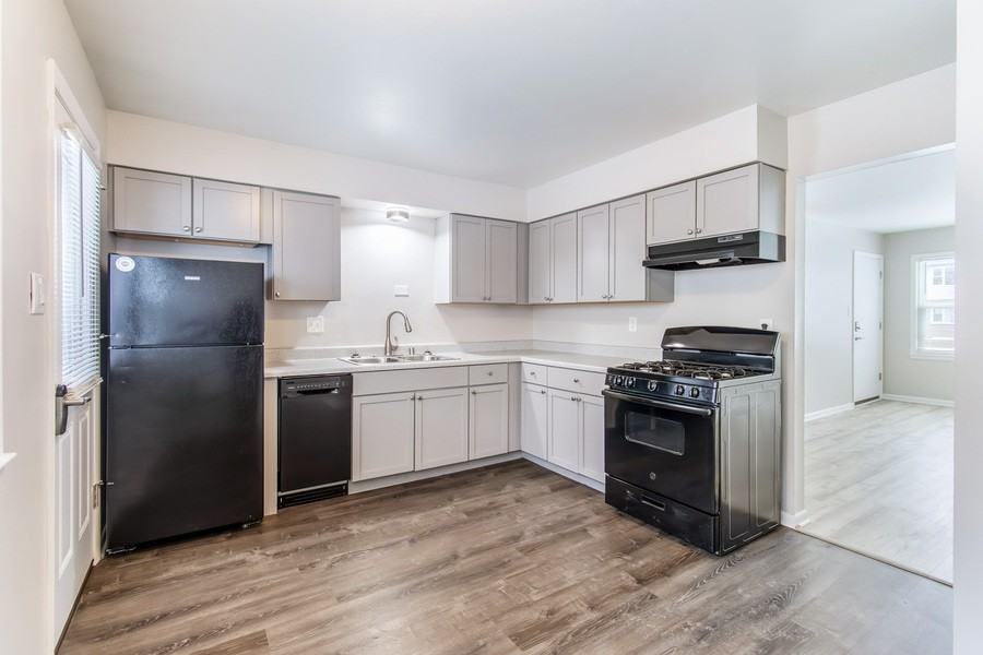215 S Grand Ave #3 - Photo 6 of 14
