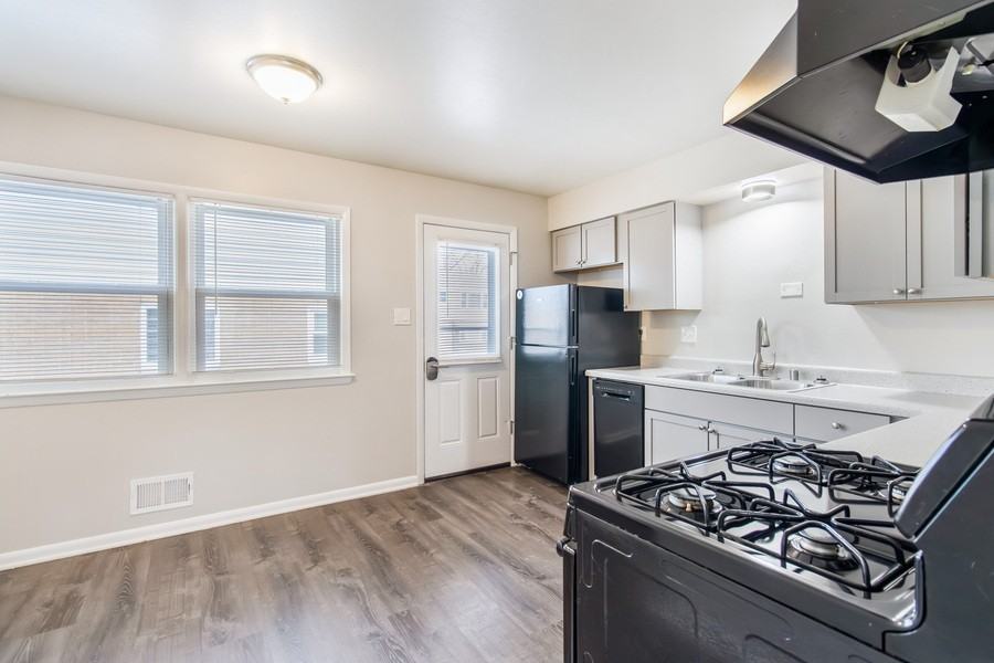 215 S Grand Ave #3 - Photo 7 of 14