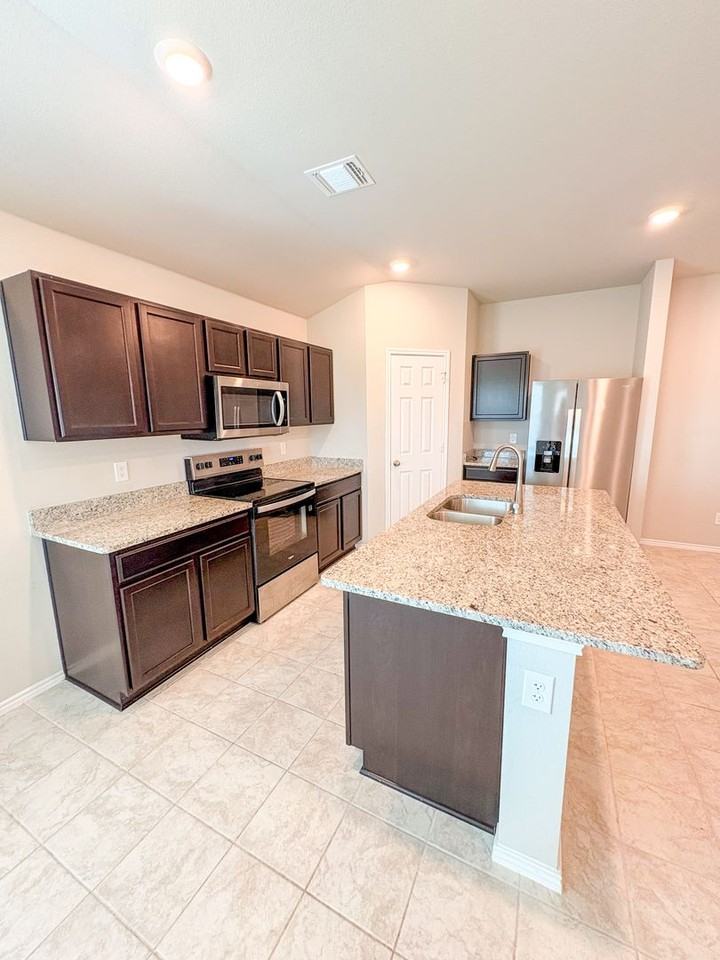 6401 Coneflower Dr - Photo 4 of 18