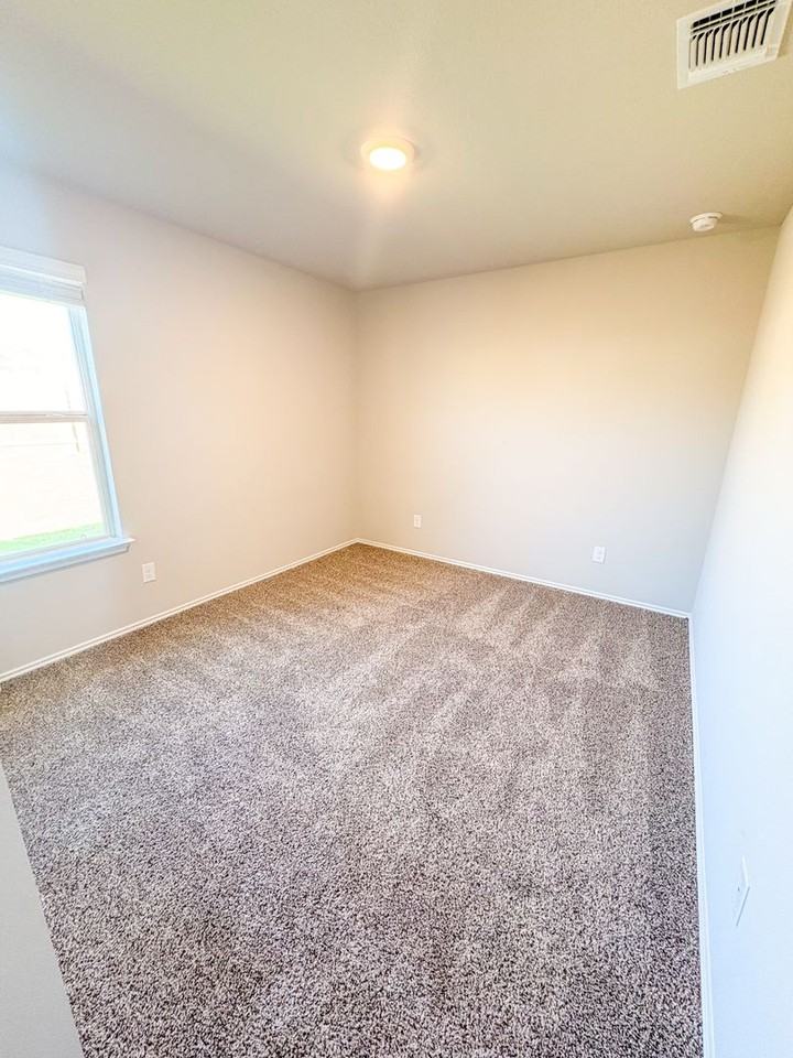 6401 Coneflower Dr - Photo 5 of 18