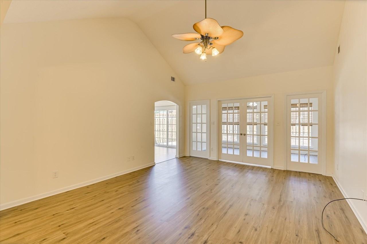 443 Surrey Park Dr - Photo 6 of 35