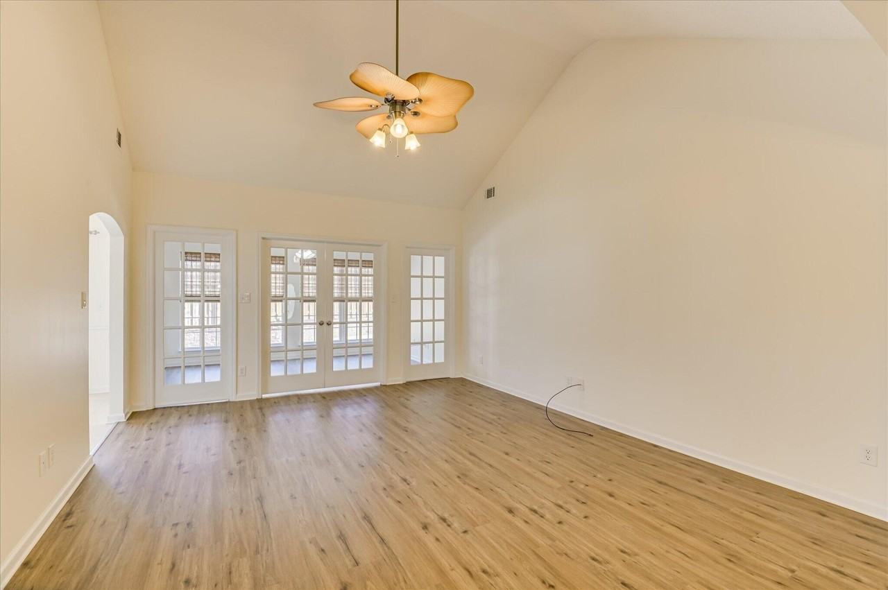 443 Surrey Park Dr - Photo 7 of 35