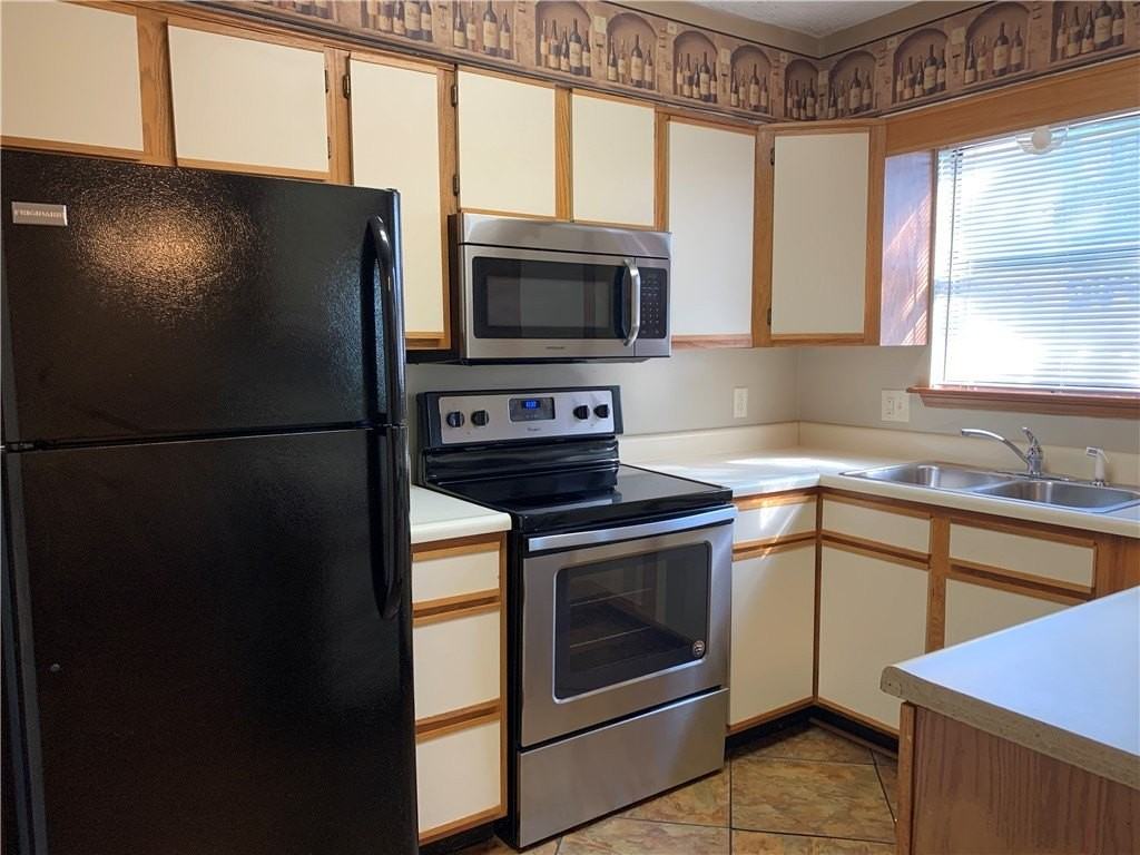 460 N Garrett St - Photo 4 of 15
