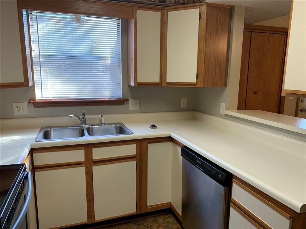 460 N Garrett St - Photo 5 of 15