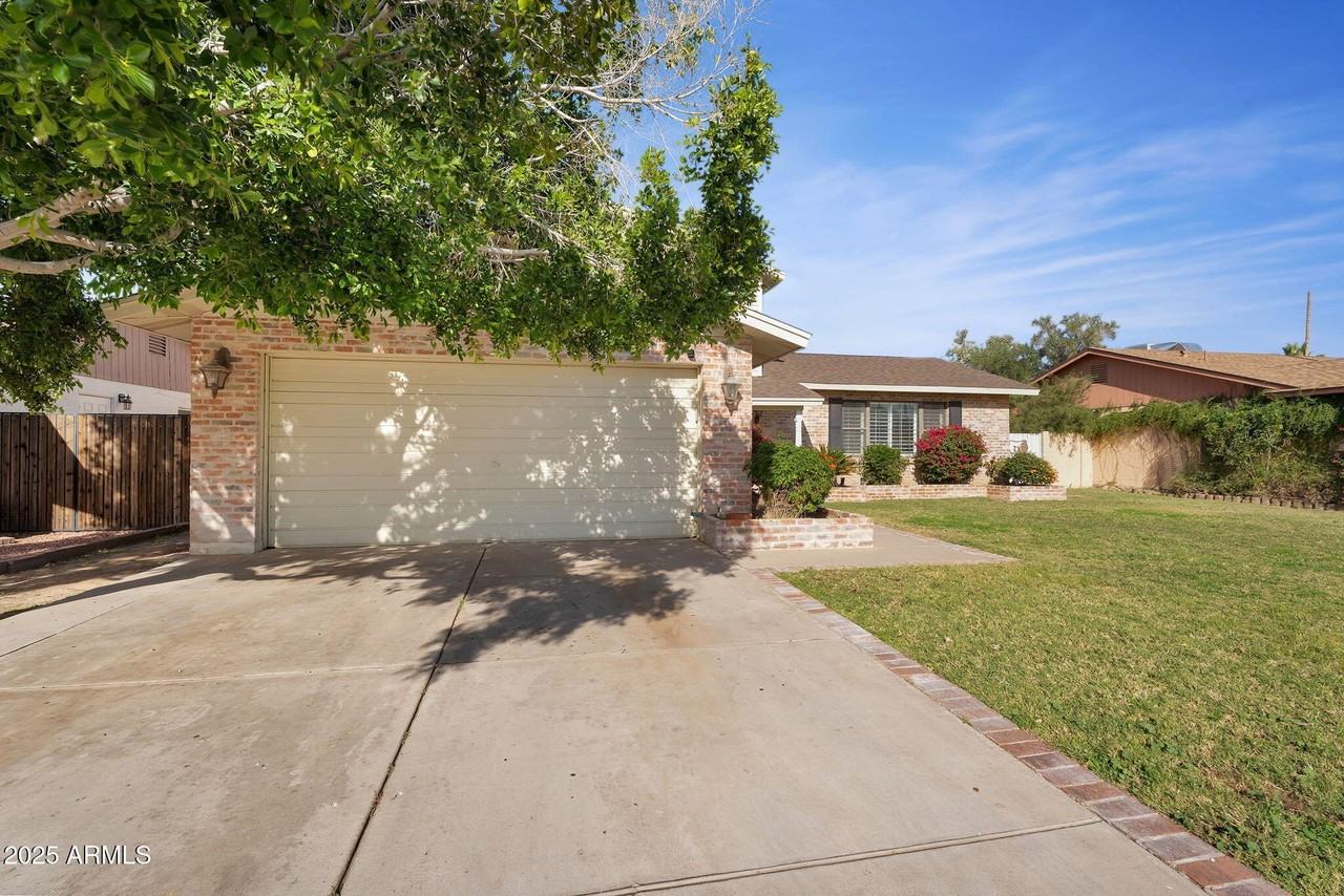 2542 W Nopal Ave - Photo 3 of 50