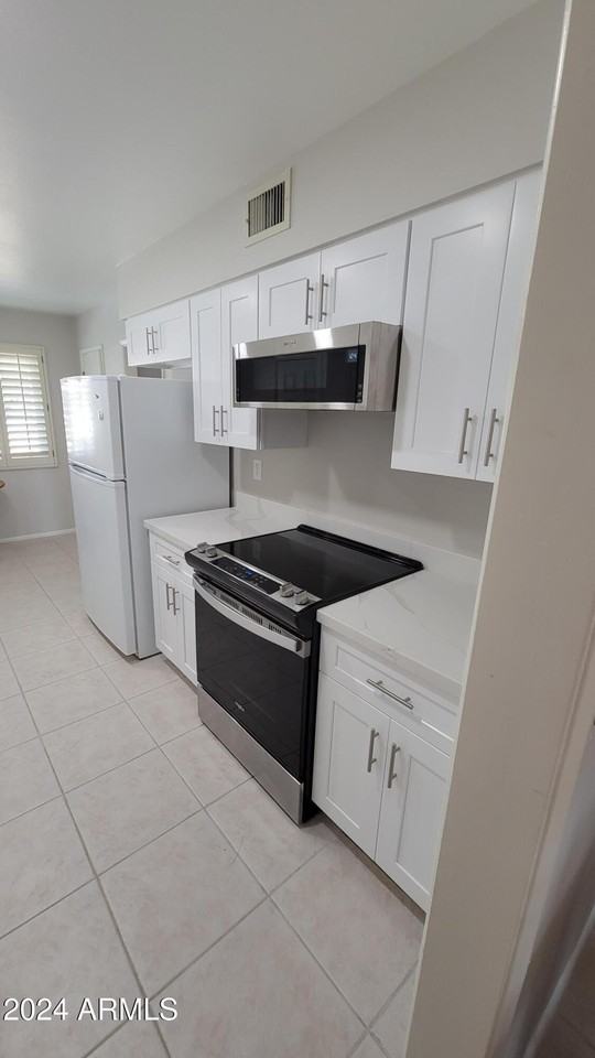 10715 W Tropicana Cir - Photo 4 of 31