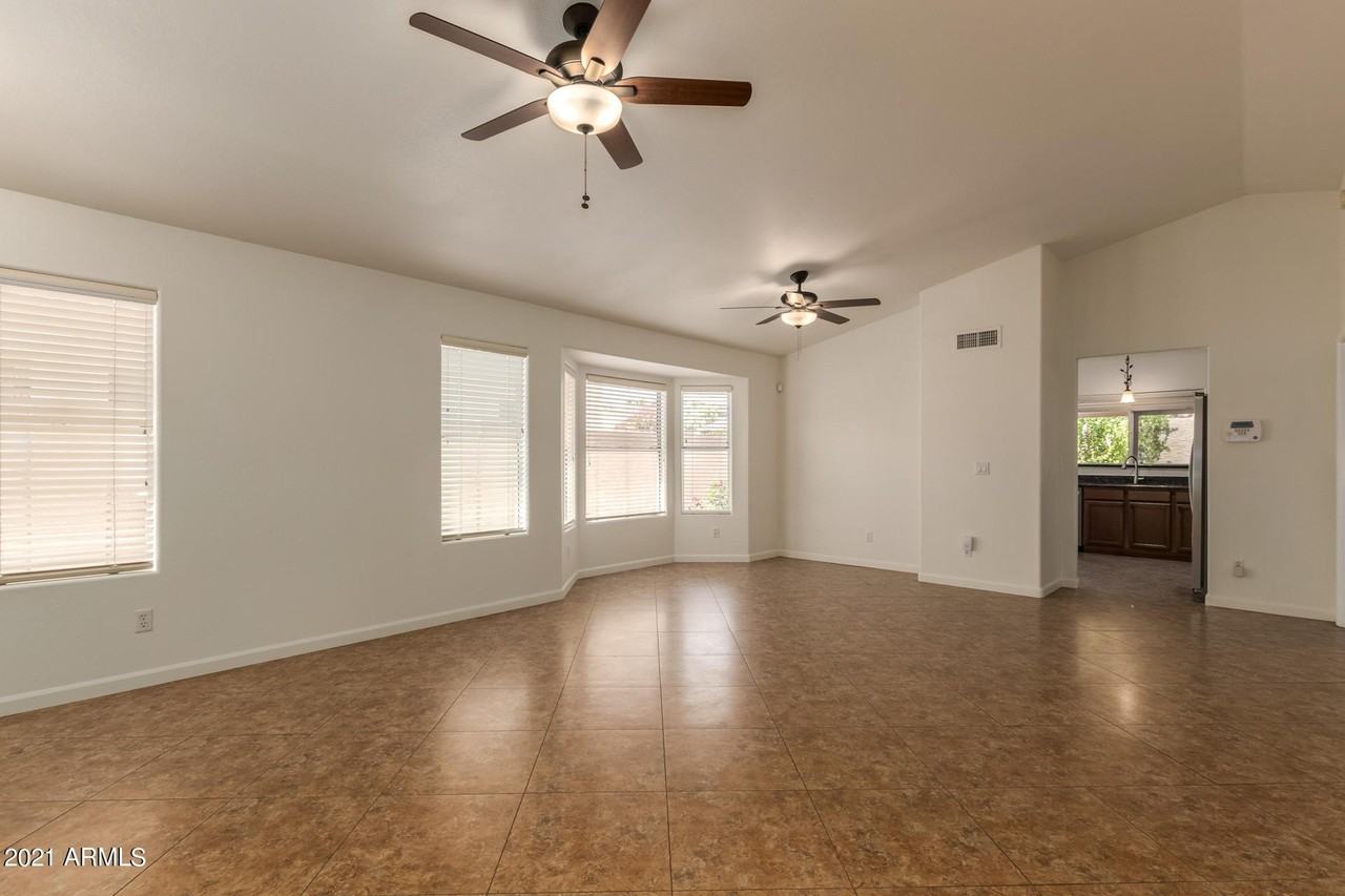 4634 E Grovers Ave - Photo 4 of 46