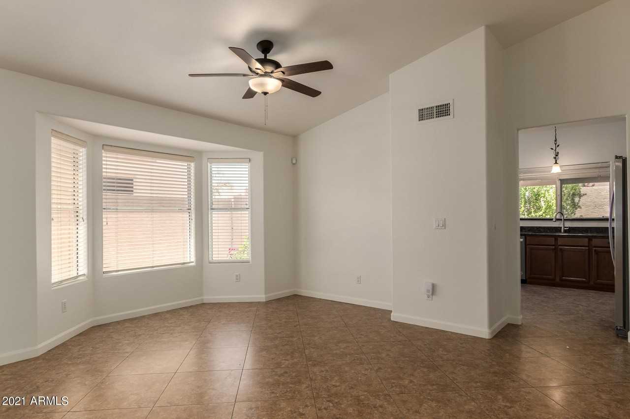 4634 E Grovers Ave - Photo 5 of 46