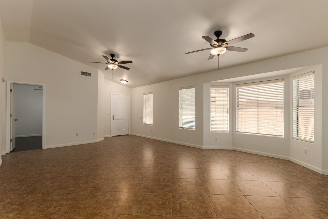 4634 E Grovers Ave - Photo 6 of 46