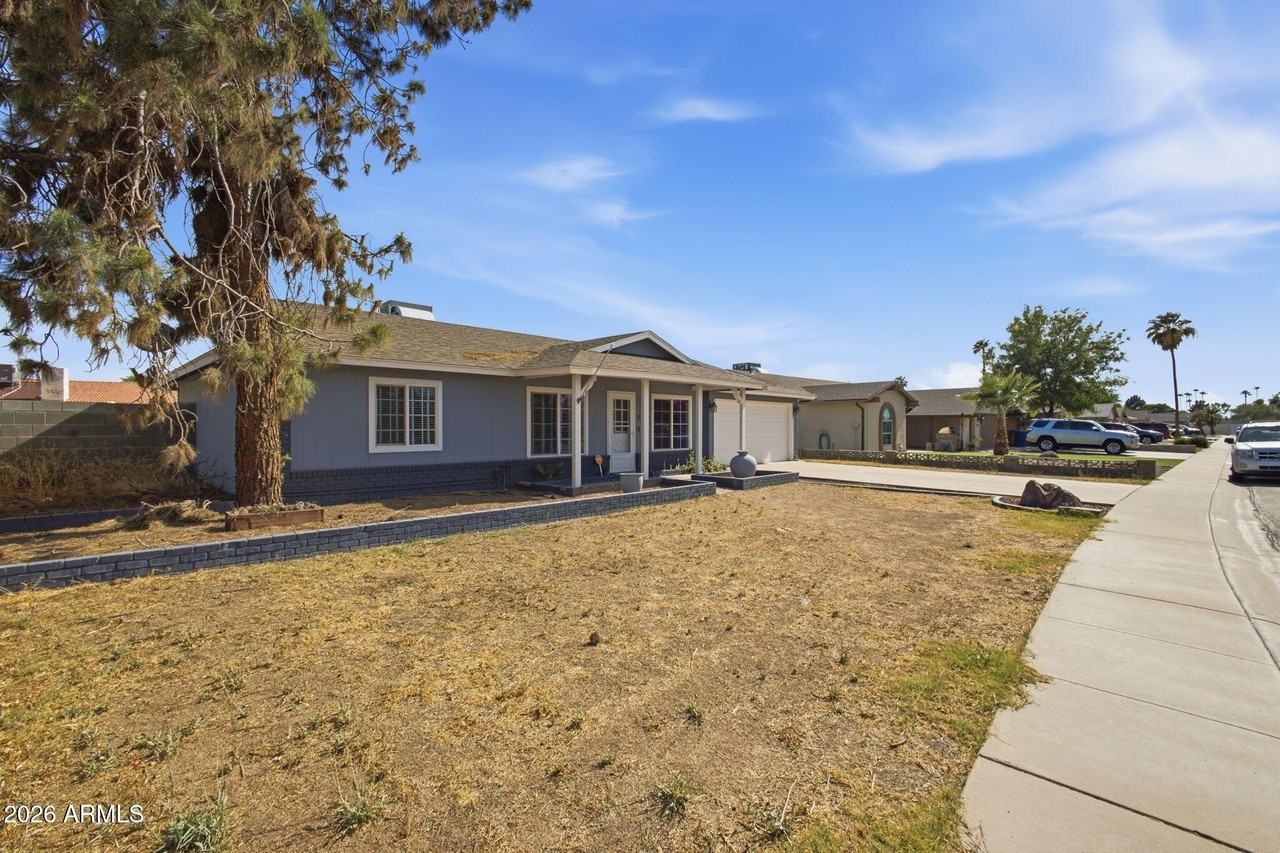 2329 E Concorda Dr - Photo 2 of 29