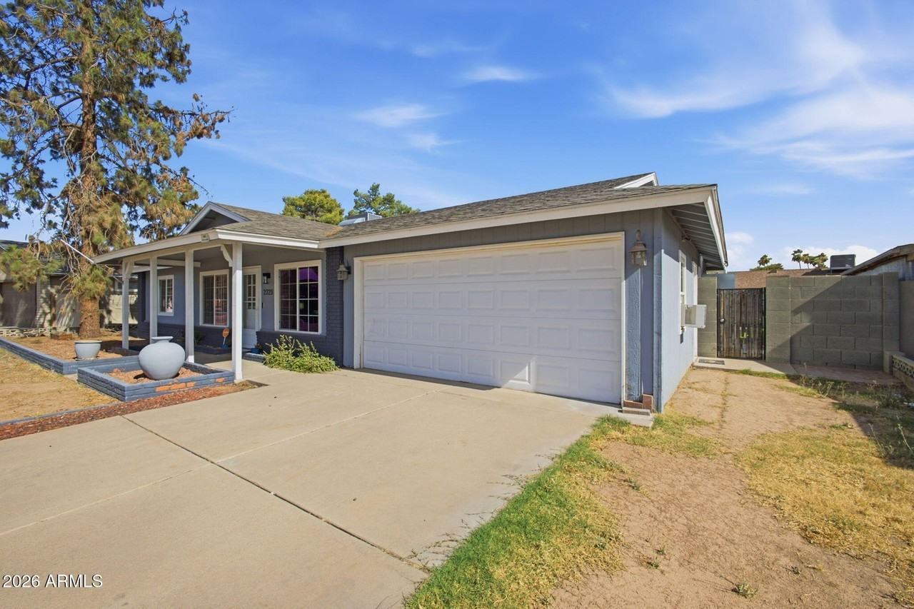 2329 E Concorda Dr - Photo 3 of 29