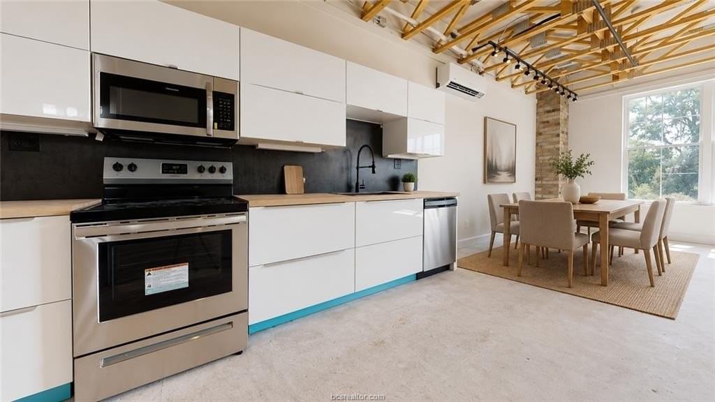 305 W 27th St #225 - Photo 4 of 15