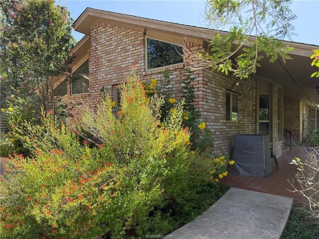 6015 Los Robles Dr - Photo 2 of 17