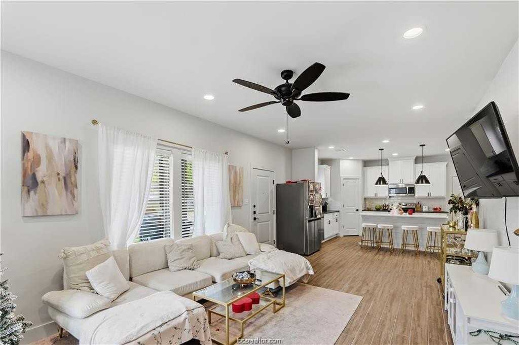 606 Banks St - Photo 2 of 22
