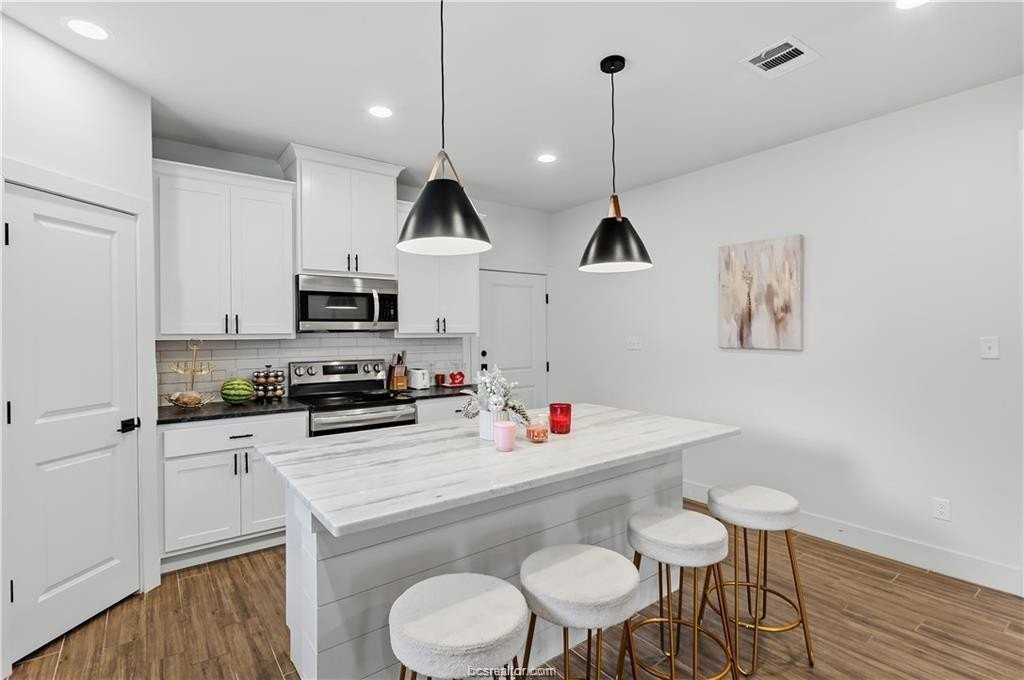 606 Banks St - Photo 5 of 22