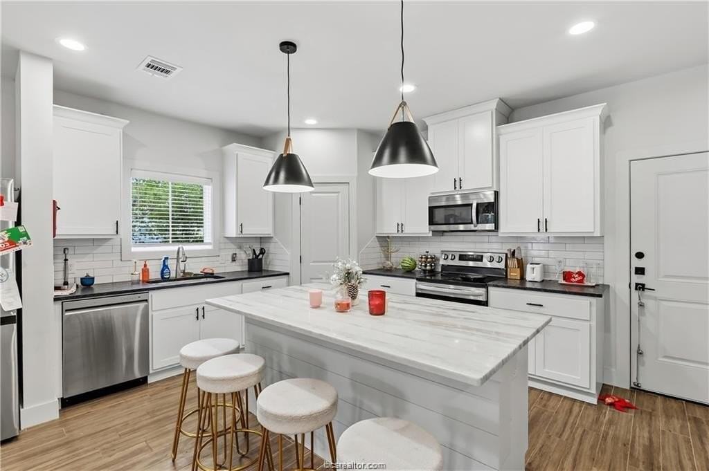 606 Banks St - Photo 6 of 22