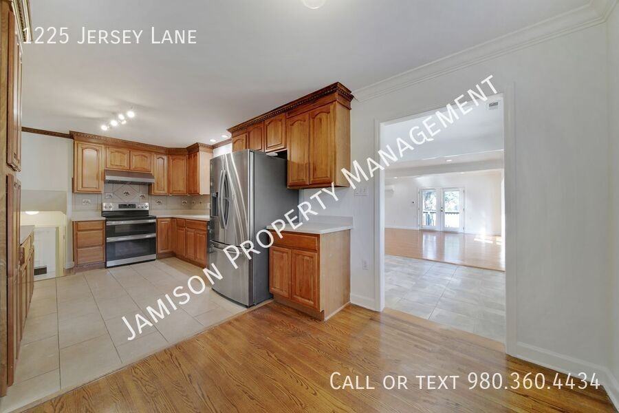 1225 Jersey Ln - Photo 6 of 34