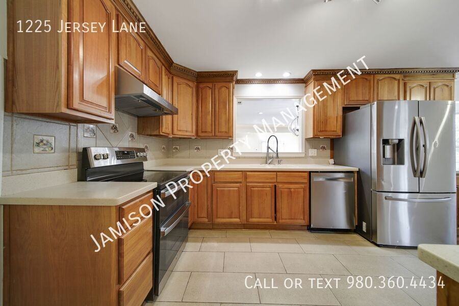 1225 Jersey Ln - Photo 7 of 34