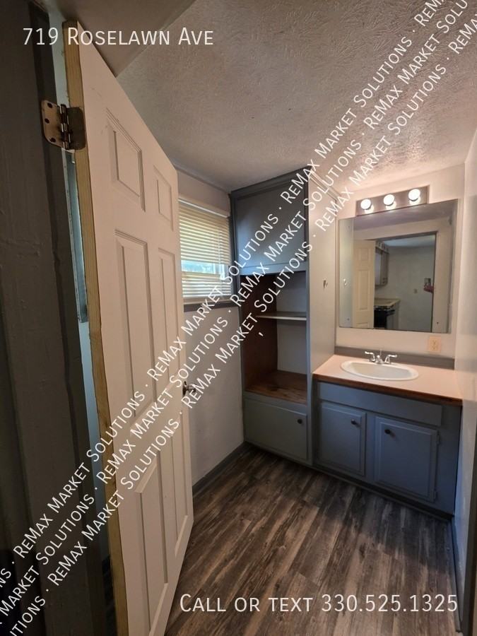 719 Roselawn Ave - Photo 4 of 6
