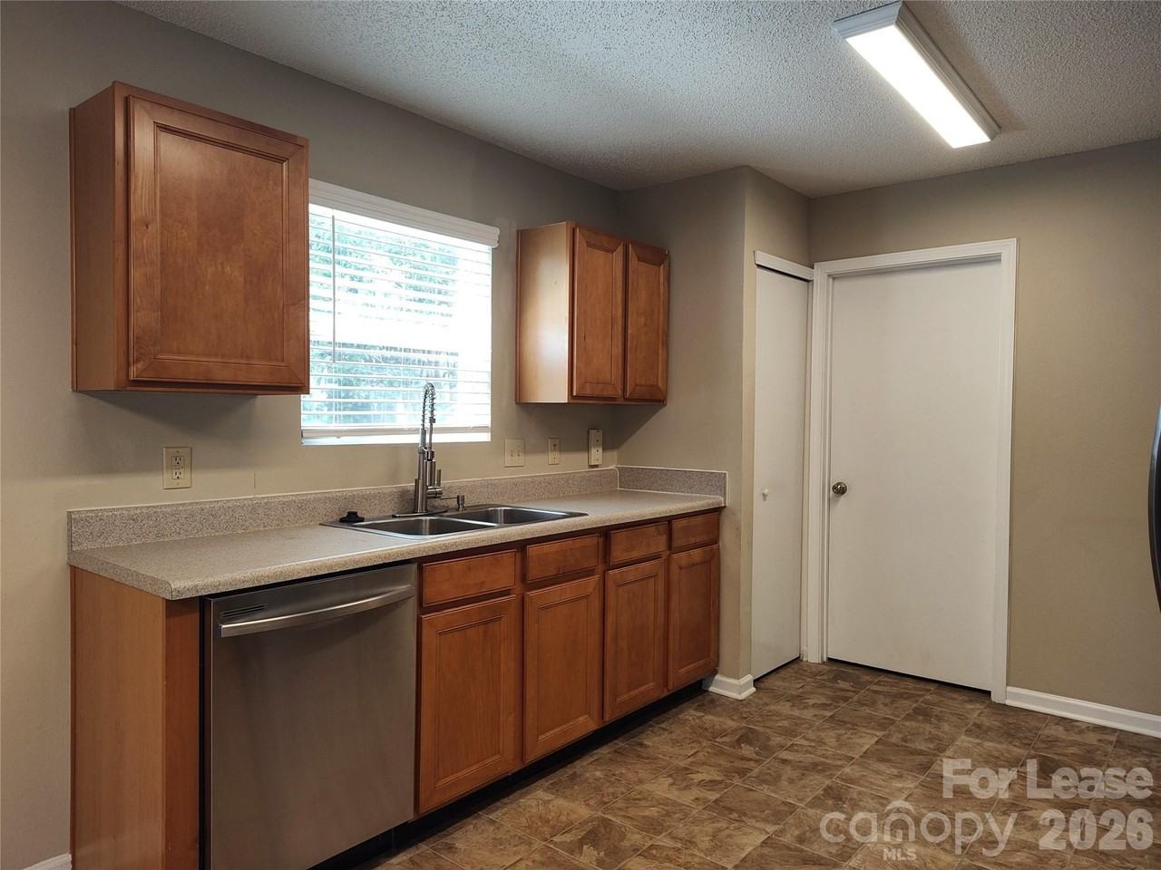 2038 Dunsmore Ln - Photo 5 of 24