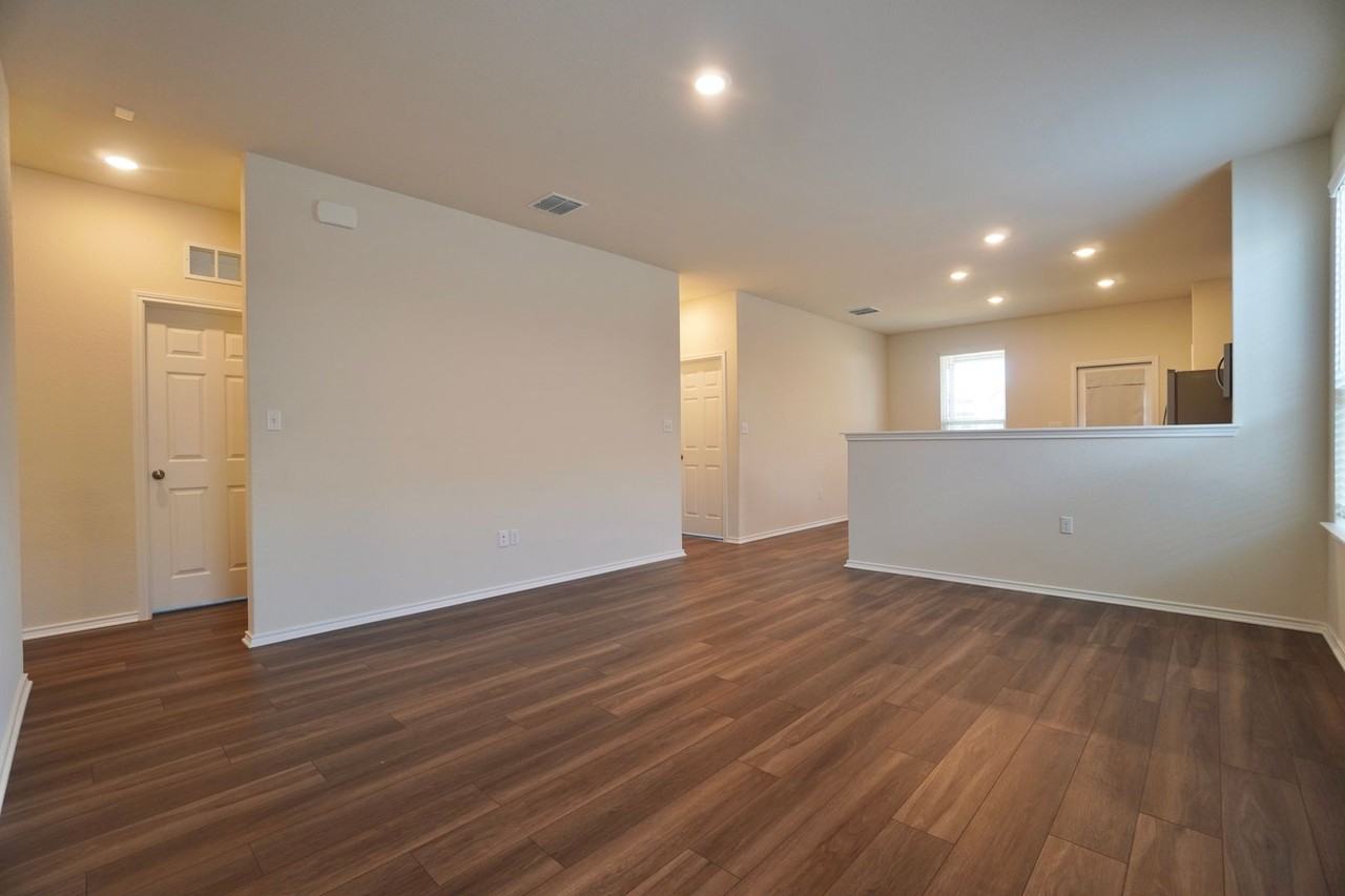 221 Lime St - Photo 5 of 34