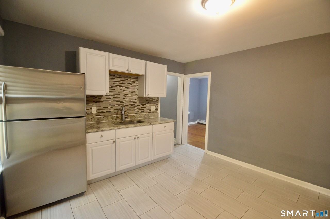 807 Brewster St - Photo 3 of 13