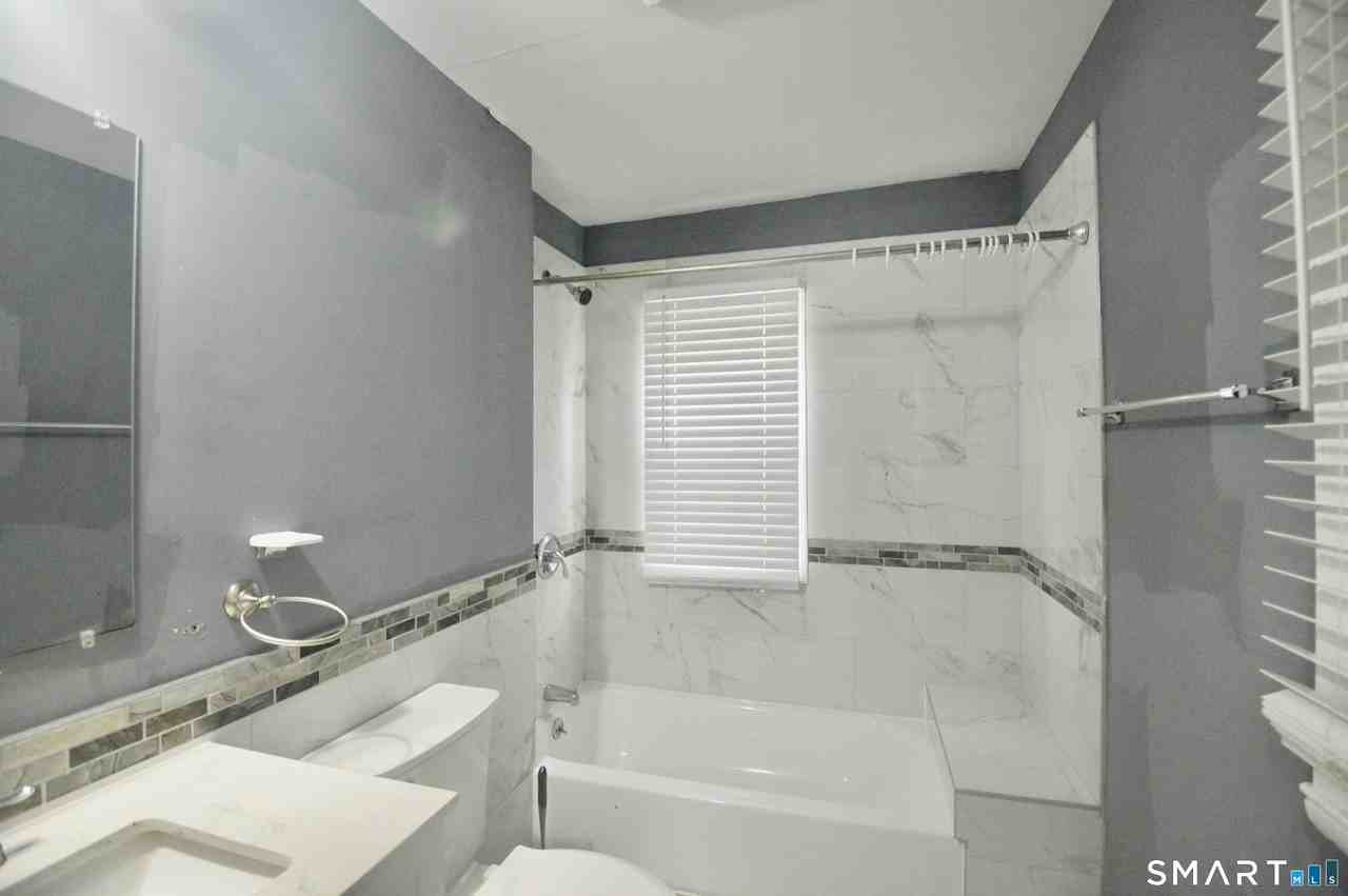 807 Brewster St - Photo 4 of 13