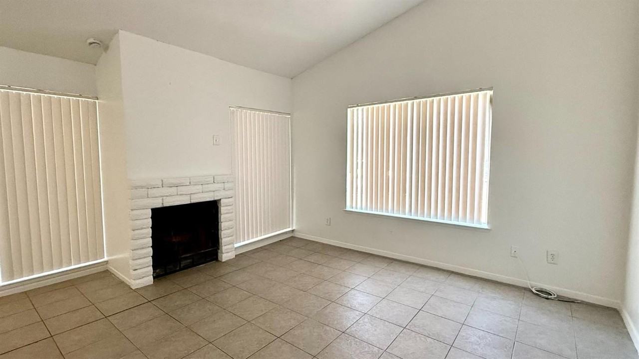 665 S Coalinga St - Photo 4 of 17