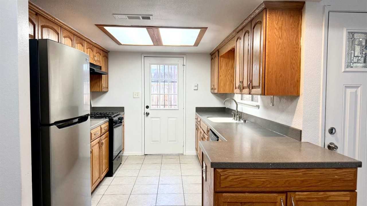 665 S Coalinga St - Photo 5 of 17