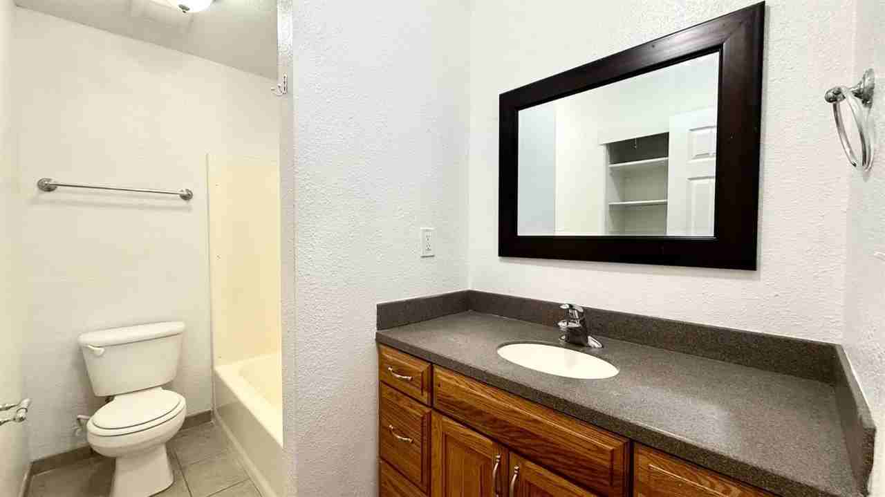 665 S Coalinga St - Photo 7 of 17