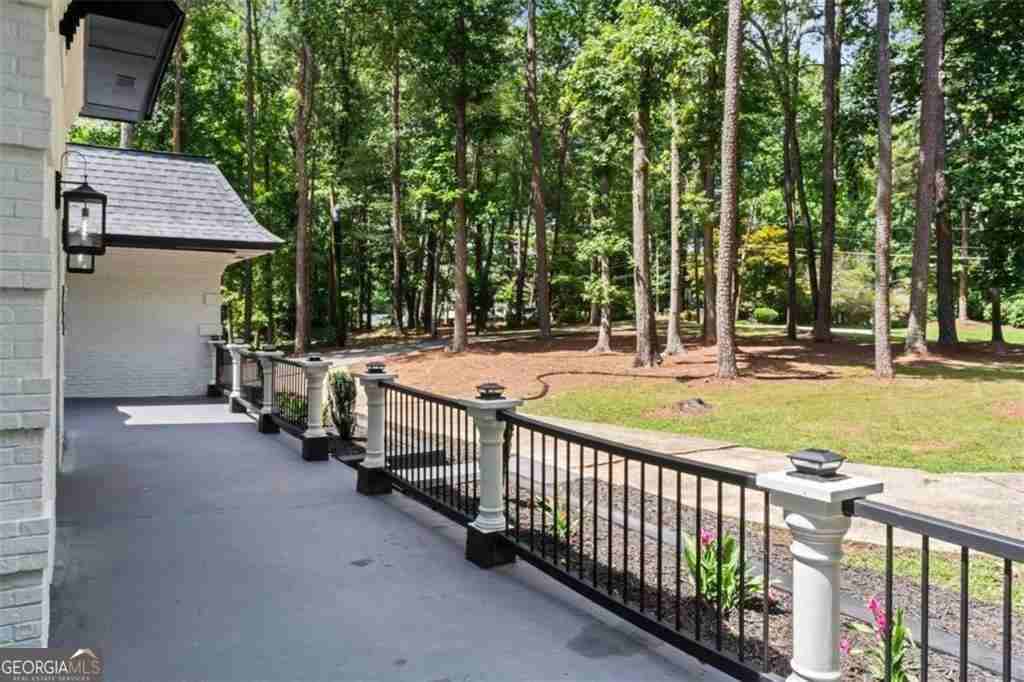 2023 Stoneleigh Dr - Photo 4 of 50