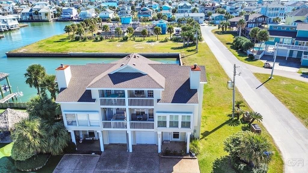 16627 Bayfront Dr - Photo 2 of 29