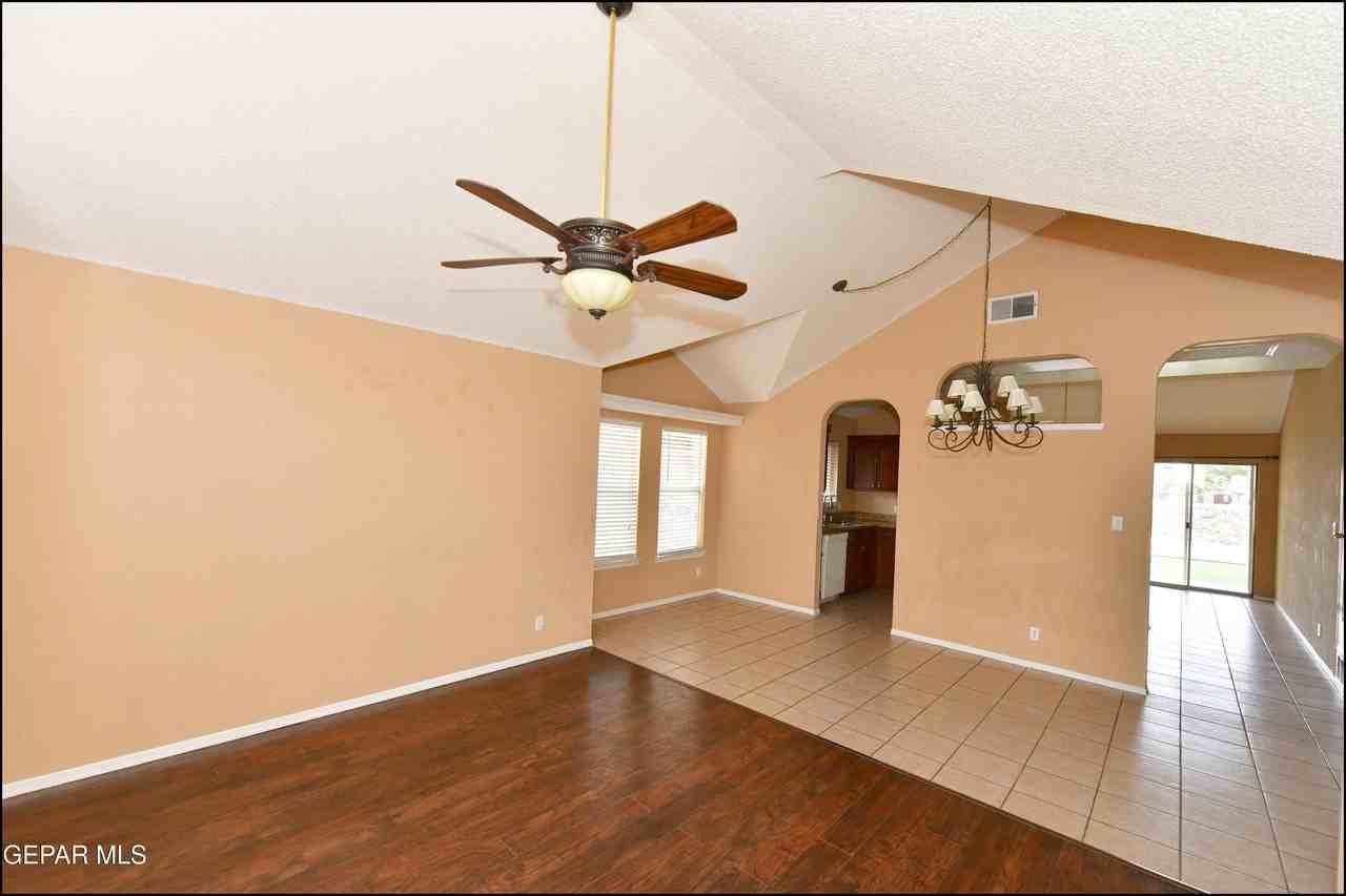 7737 Plaza Azul Rd - Photo 4 of 40