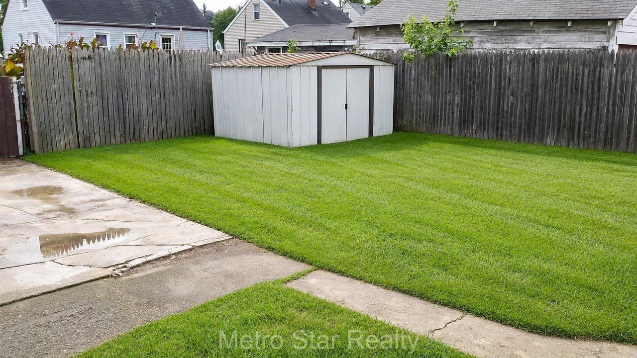 353 W Brockton Ave - Photo 3 of 13