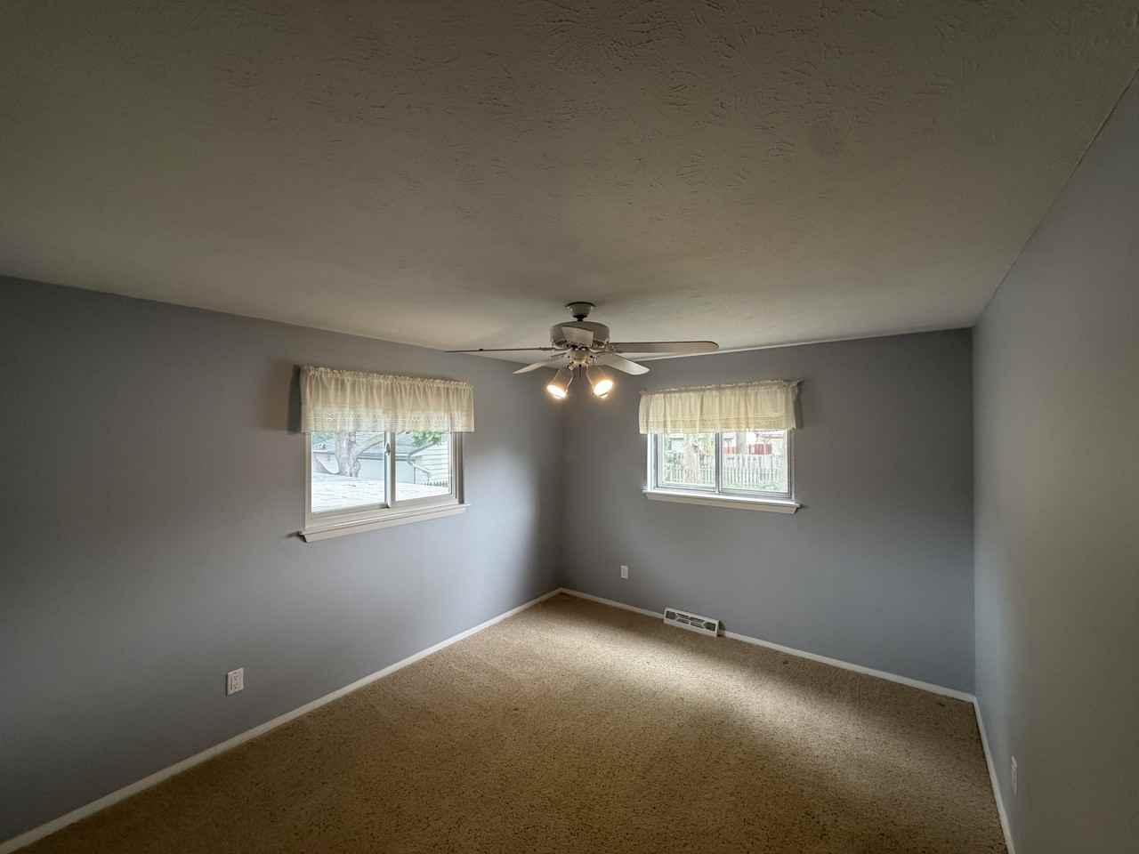 1187 Golden Gate Blvd #1 - Photo 4 of 26