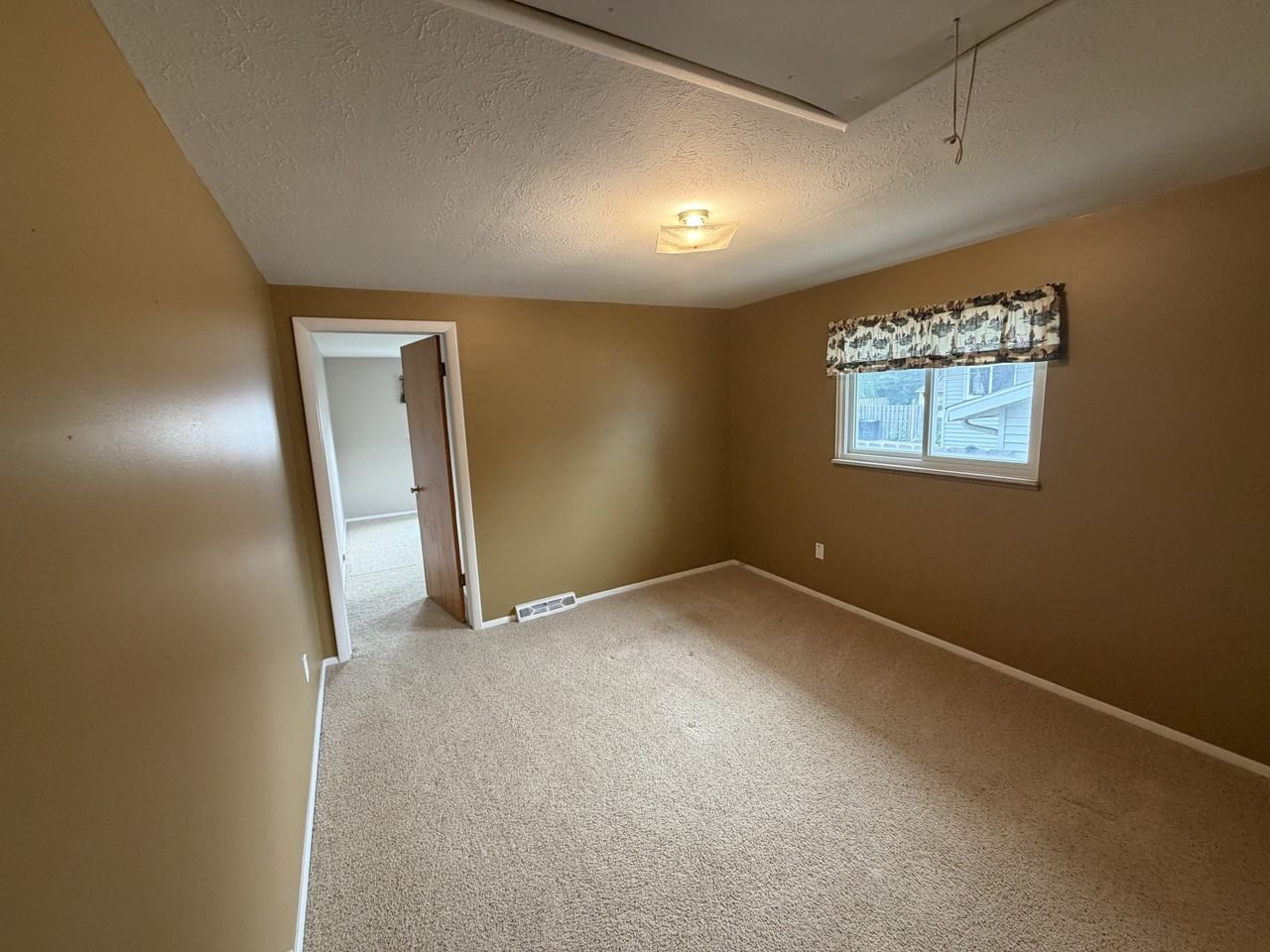 1187 Golden Gate Blvd #1 - Photo 6 of 26