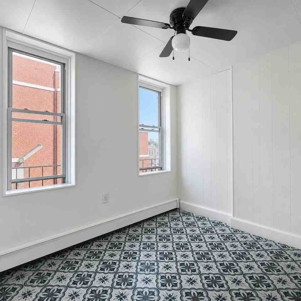 671 Montgomery St #4 - Photo 7 of 9