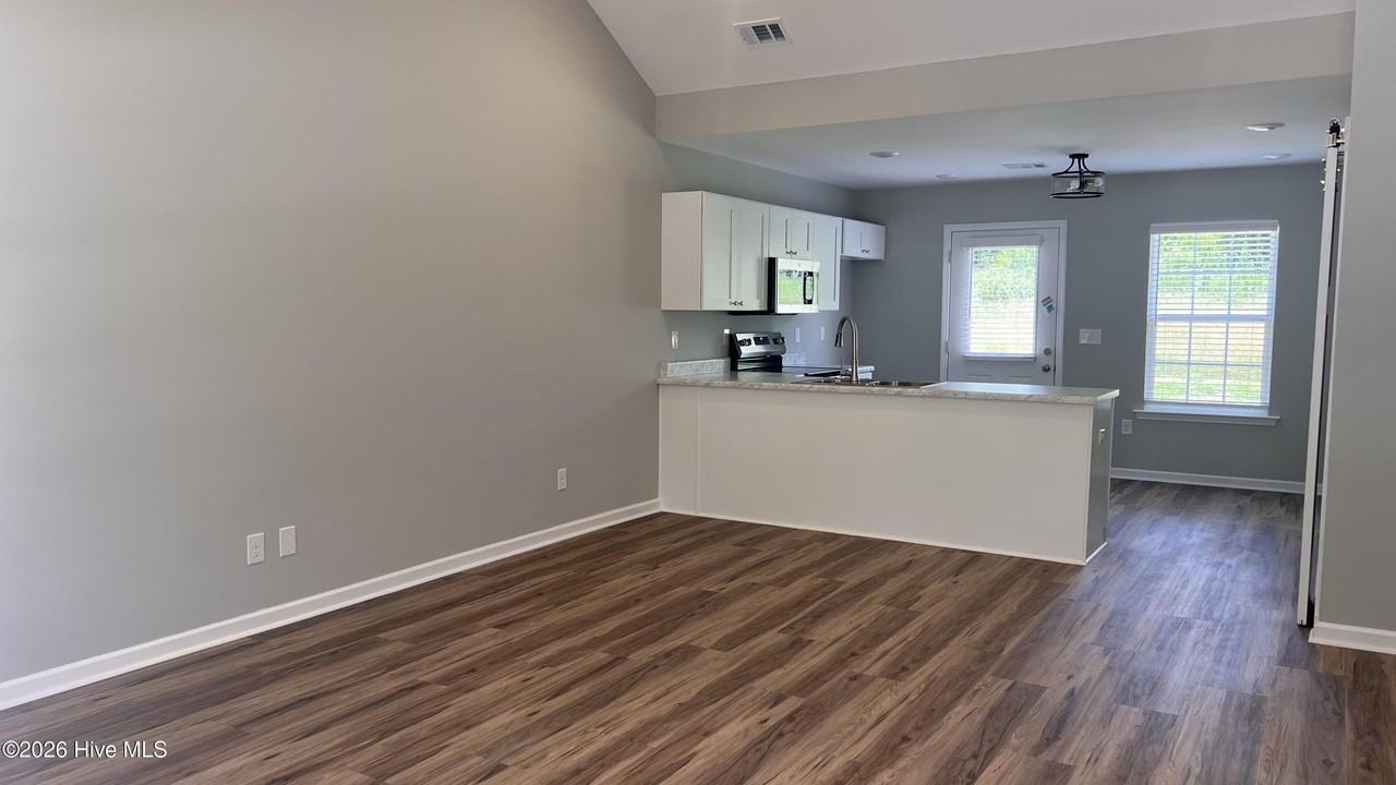 633 Clary St - Photo 2 of 7