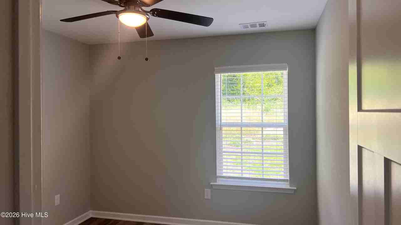 633 Clary St - Photo 4 of 7