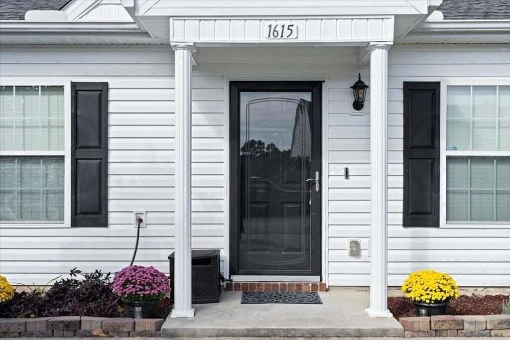 1615 Emma St - Photo 4 of 22