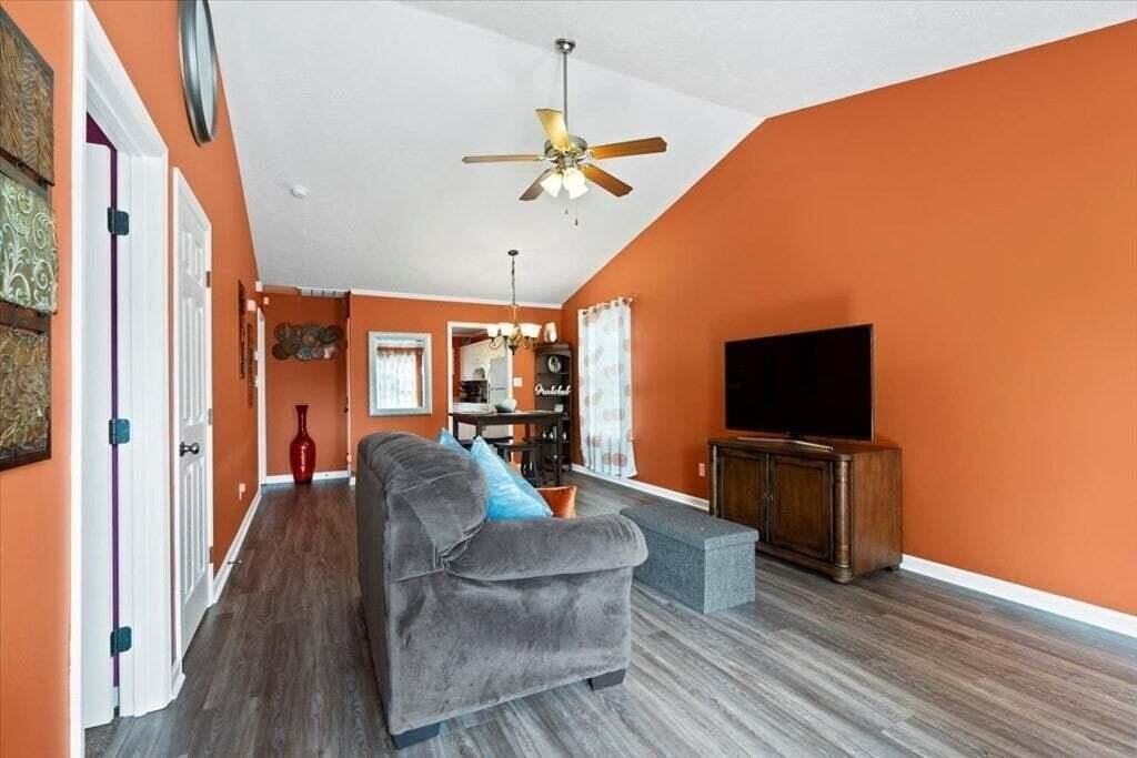 1615 Emma St - Photo 5 of 22